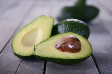 Arka plan üzerinde taze avokado
