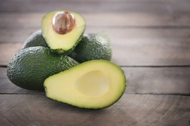 Arka plan üzerinde taze avokado