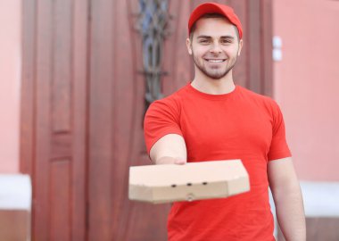 yakışıklı adam pizza teslim