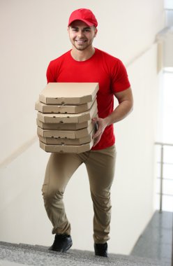 yakışıklı adam pizza teslim