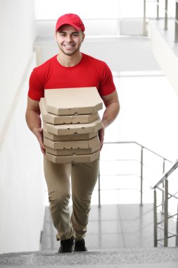 yakışıklı adam pizza teslim