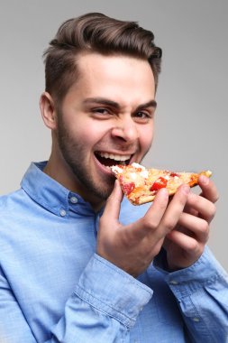 Pizzalı genç yakışıklı adam.  