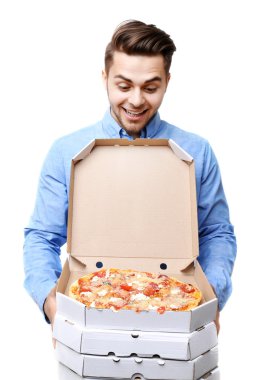 Pizzalı genç yakışıklı adam.  