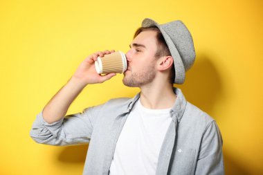 Bir fincan kahveli adam.