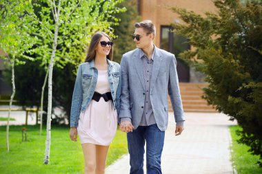 Bahar Park'ta yürüyordunuz sevgi dolu genç Çift