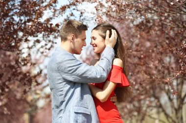 Genç çift yaz bahar parkta sarılma