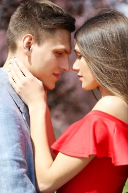 Genç çift bahar parkta sarılma sevgi dolu