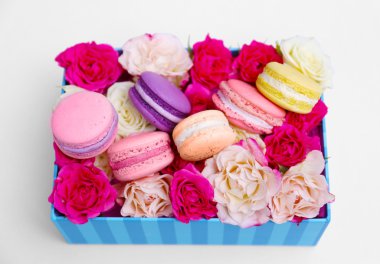 Lezzetli macaroons ve gül 