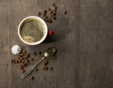 Zephyr ve ahşap masa kaşık kahve
