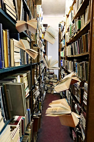 Livres volants sur les étagères des bibliothèques — Photo