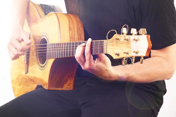 Man speelt op akoestische gitaar — Stockfoto