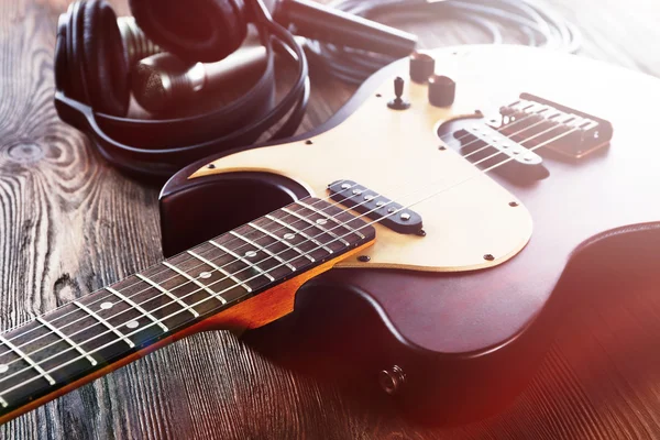 Guitarra elétrica, microfones e fones de ouvido — Fotografia de Stock