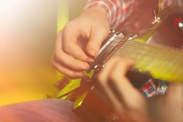 Junger Mann spielt E-Gitarre — Stockfoto