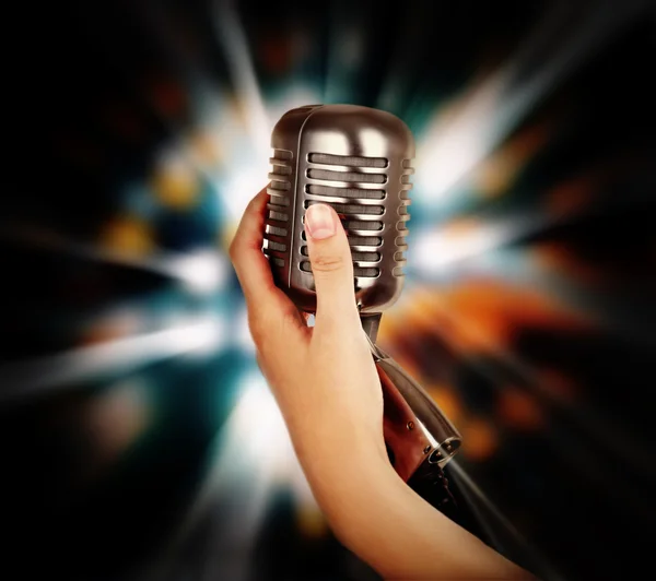 Microfone retrô na mão feminina — Fotografia de Stock