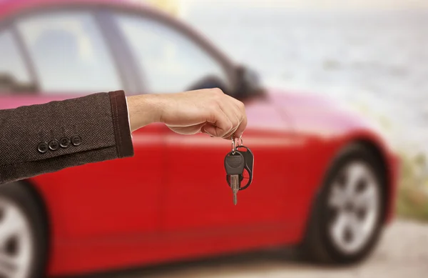 Męskiej ręki trzymającej kluczyki do samochodu — Zdjęcie stockowe