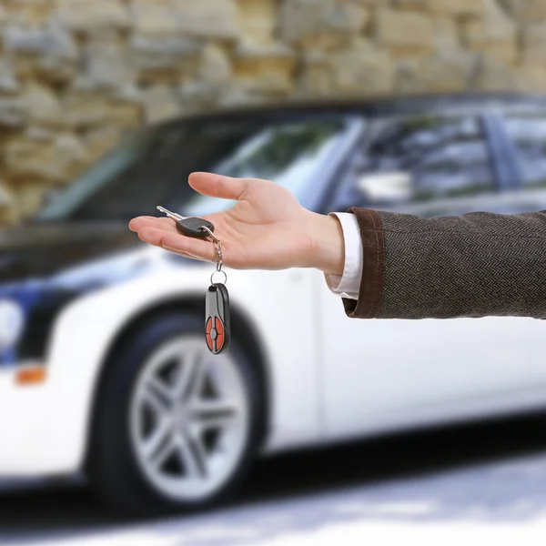 Mano masculina sosteniendo llaves del coche — Foto de Stock