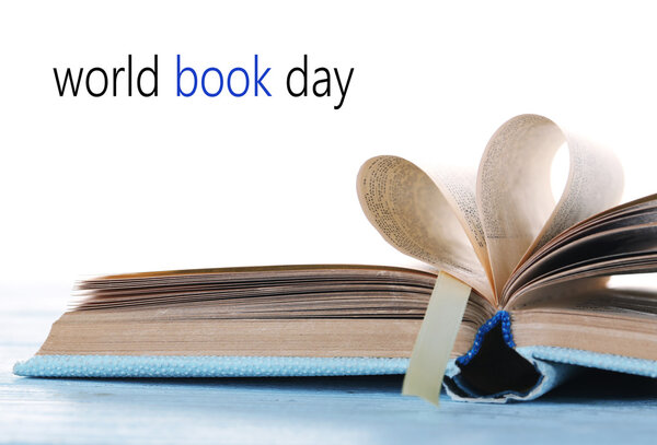 открытая книга изолирована на белом.