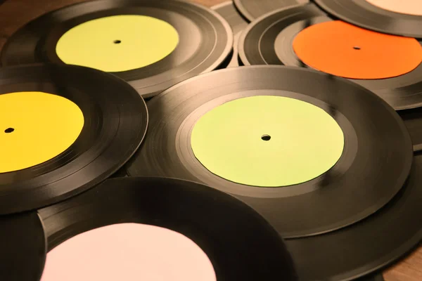 Registros de vinilo con etiquetas multicolores — Foto de Stock