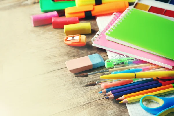 Papelería brillante de la escuela en la mesa —  Fotos de Stock