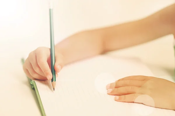 Παιδιά χέρι με μολύβι γραφής — Φωτογραφία Αρχείου
