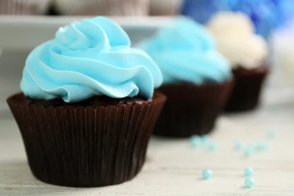 Cupcakes op houten tafel — Stockfoto