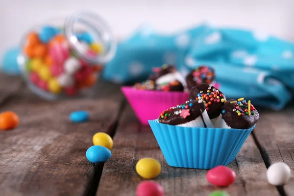 Leckere Marshmallows mit Schokolade — Stockfoto