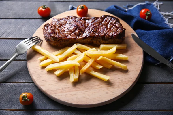 Gegrilde biefstuk met frietjes — Stockfoto
