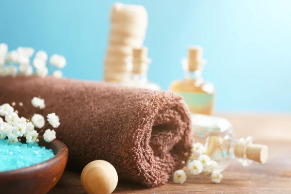 Tratamentos de spa na mesa de madeira — Fotografia de Stock