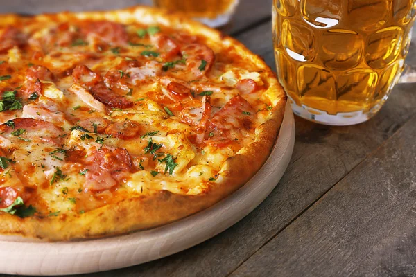 Heerlijke pizza en glazen — Stockfoto