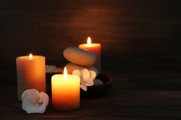 Composición del spa con velas encendidas —  Fotos de Stock