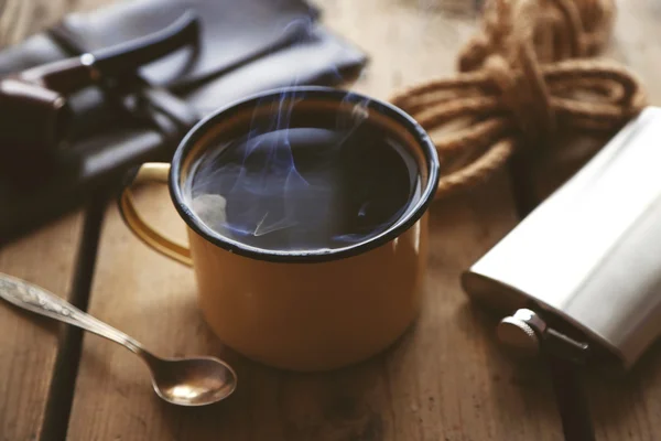 Taza de café fuerte con un frasco en la mesa —  Fotos de Stock