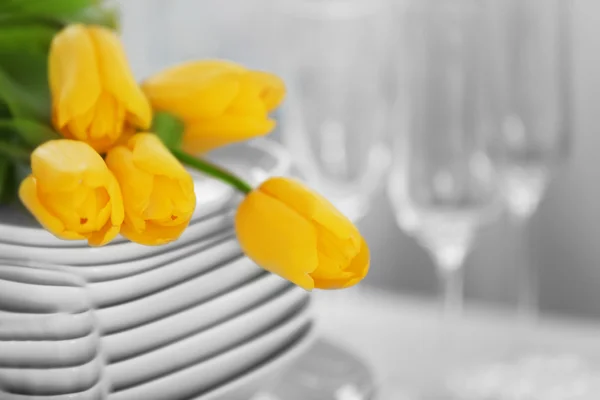 Комплект посуды с желтыми тюльпанами — стоковое фото
