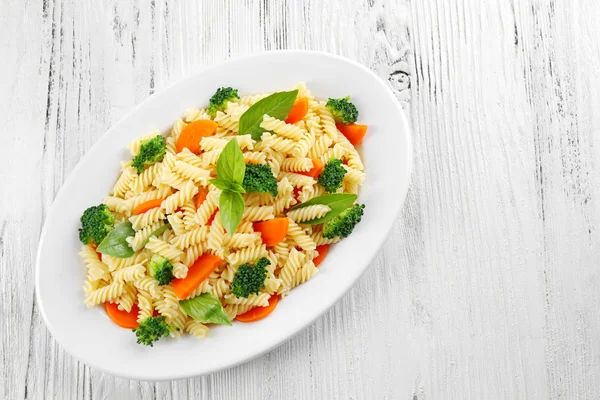 Pasta con zanahoria, brócoli y albahaca — Foto de Stock