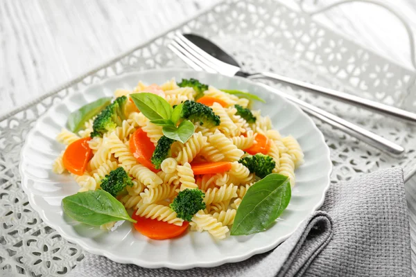 Pasta con zanahoria, brócoli y albahaca — Foto de Stock