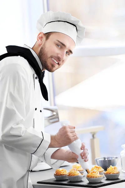 Chef trabajando en la cocina — Foto de Stock