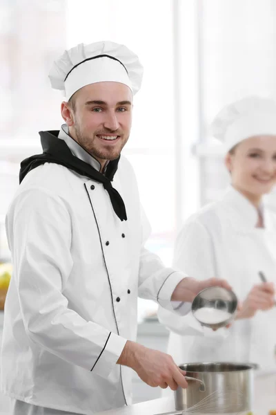 Chefs masculinos y femeninos trabajando —  Fotos de Stock