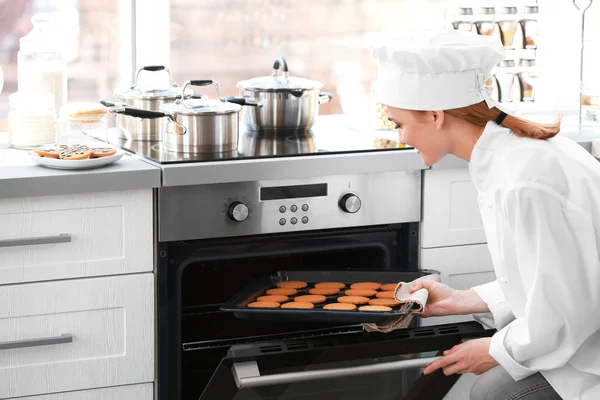 Ženské šéfkuchař v kuchyni — Stock fotografie