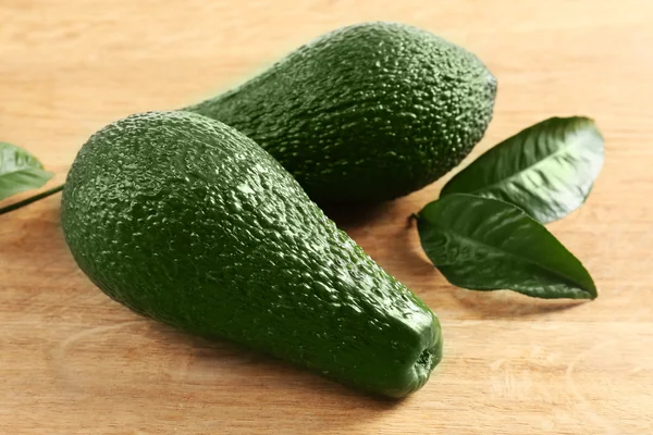Verse avocado's op achtergrond — Stockfoto