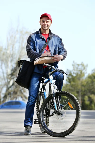 Hombre con bicicleta entrega de pizza — Foto de Stock