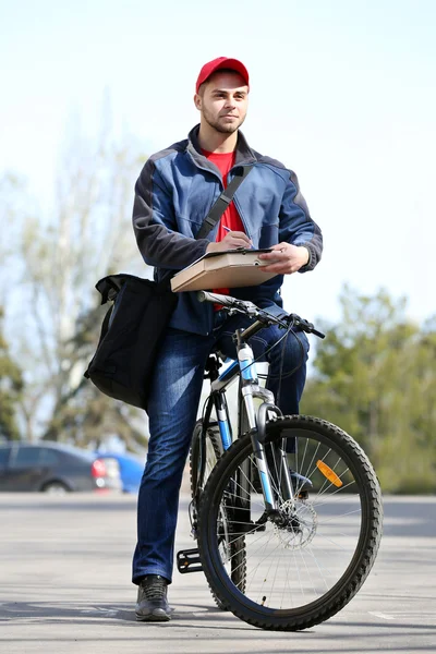 Hombre con bicicleta entrega de pizza — Foto de Stock