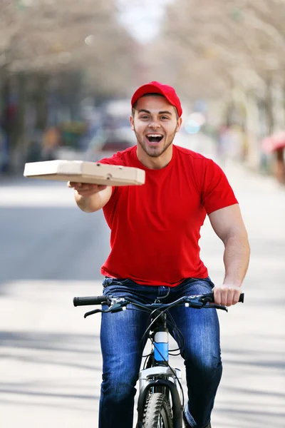 Man med cykel leverera pizza — Stockfoto