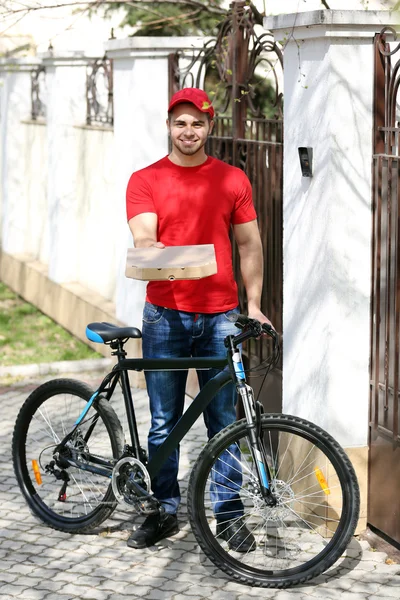 Hombre guapo entregando pizza — Foto de Stock