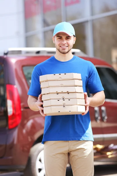 Adam holding pizza dışında — Stok fotoğraf