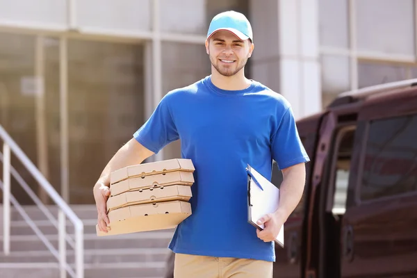 Homem segurando pizza fora — Fotografia de Stock