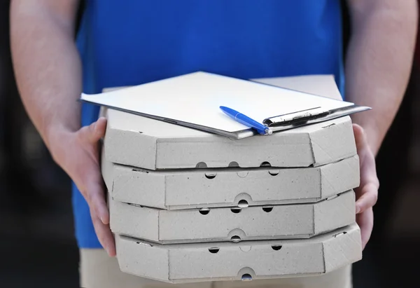 Genç adam holding pizza — Stok fotoğraf