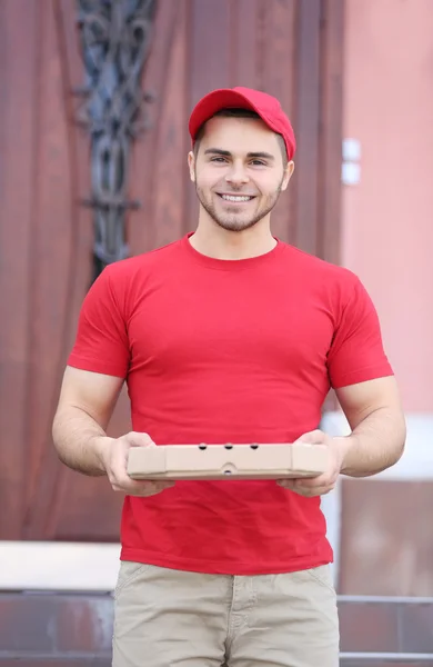 Pohledný muž Rozváží pizzu — Stock fotografie