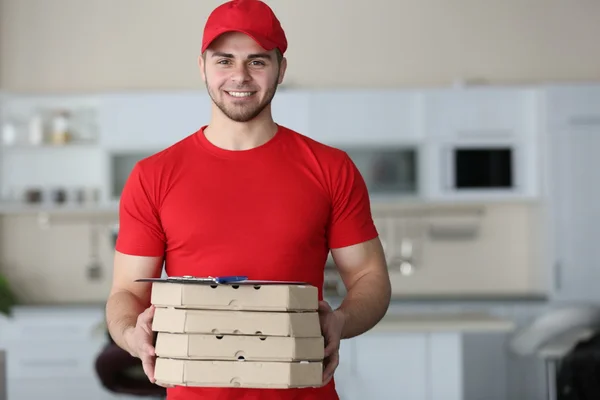 Schöner Mann, der Pizza liefert — Stockfoto