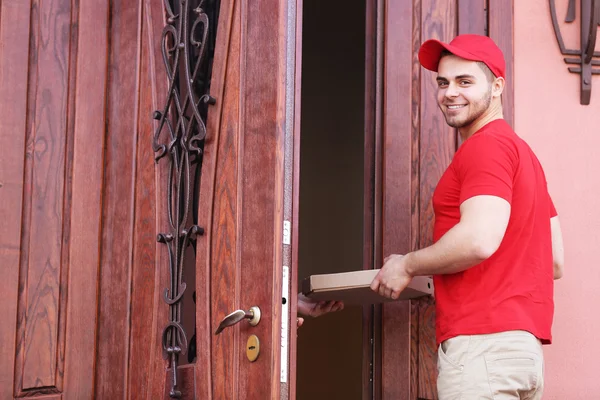 Handsome man delivering pizza — Stock Photo, Image