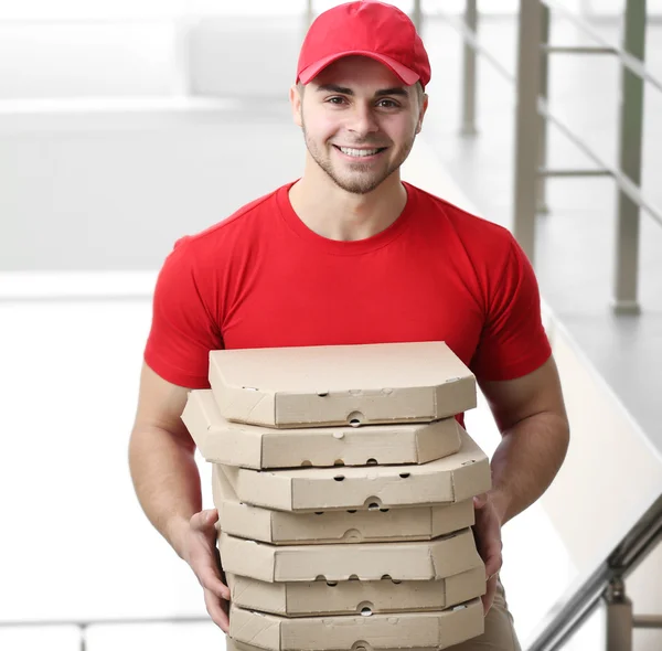 Knappe man leveren van pizza — Stockfoto