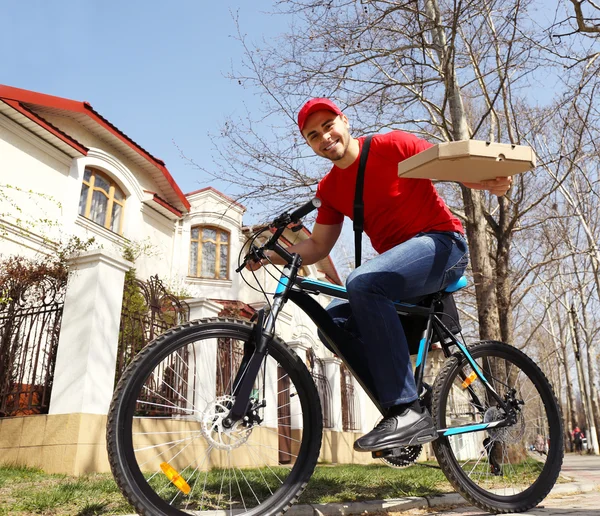 Bonito homem entregando pizza — Fotografia de Stock